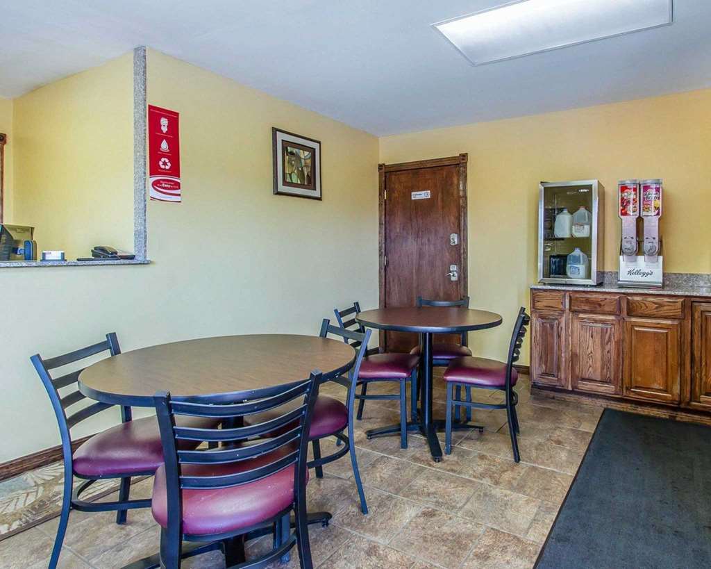 Econo Lodge Purcell Restaurant photo